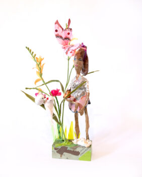 Madame promène son chien. 15x15x25 cm. 2024